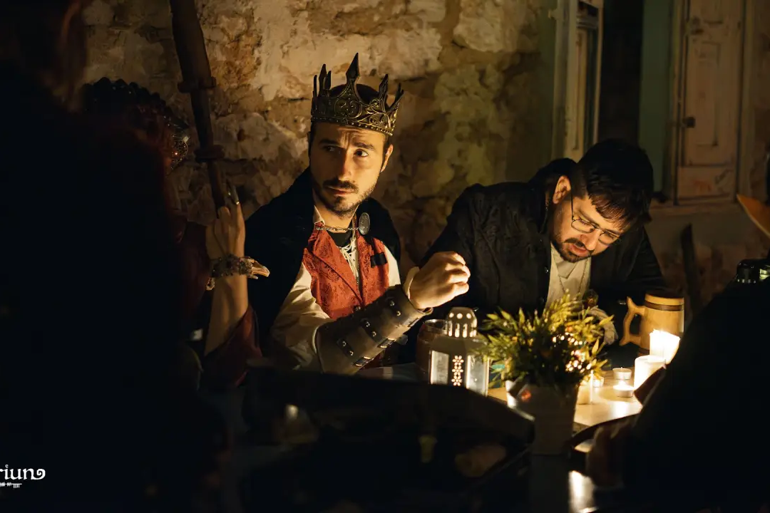 Rey Cronos atendiendo a la charla de sus camaradas