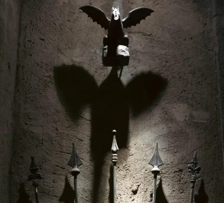 Estatua misteriosa de un dragón de piedra