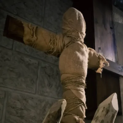 Maniquí crucificado