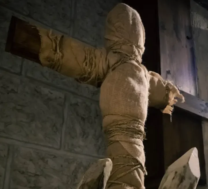 Maniquí crucificado