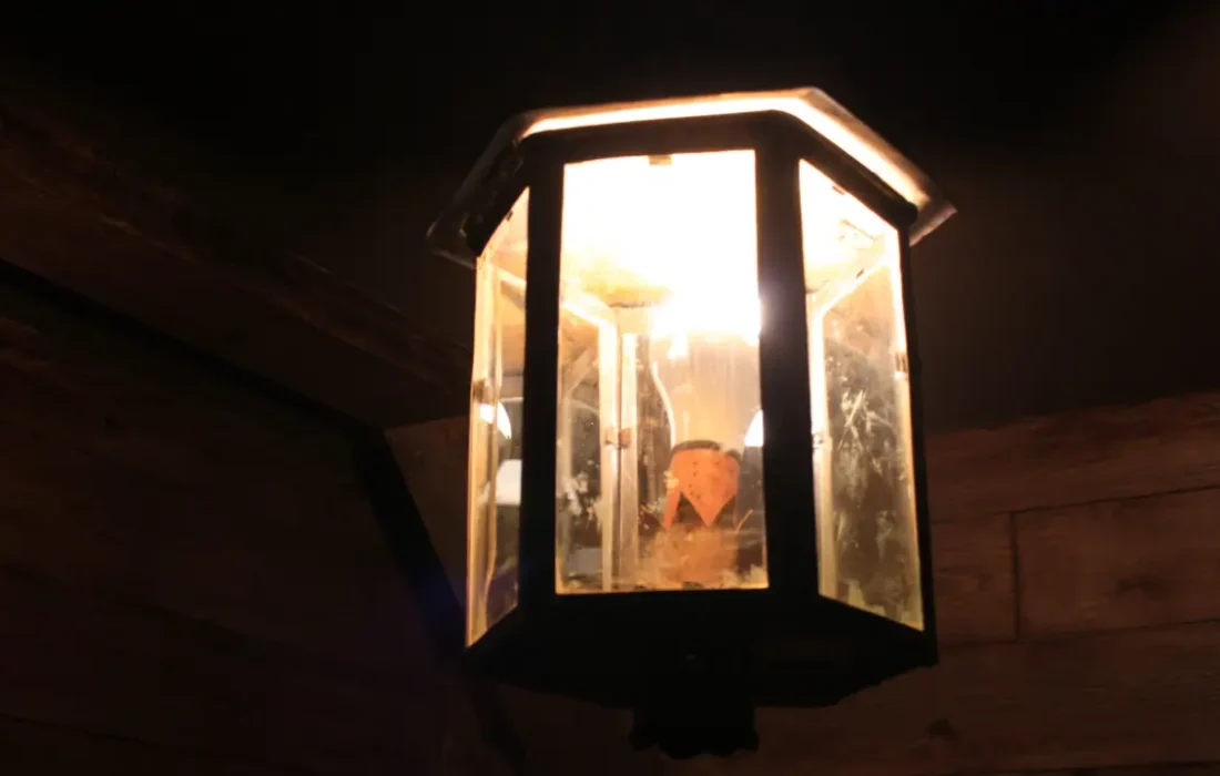 Farol antiguo iluminado