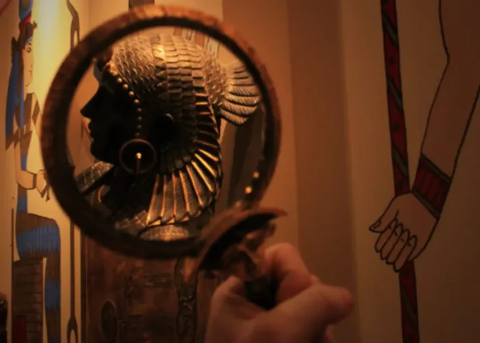 Lupa ilustrando una antigua figura egipcia