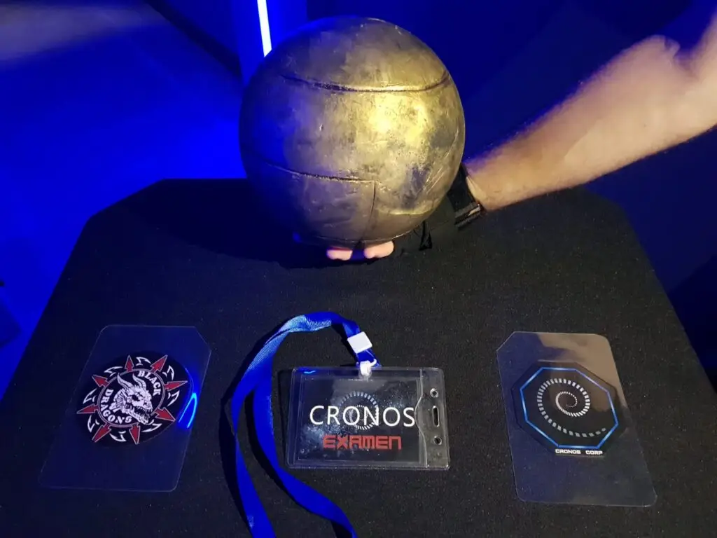 Núcleo de Cronos siendo mostrado junto a las etiquetas de dos equipos