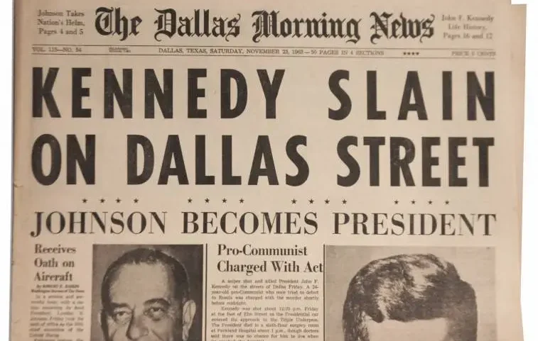 Noticia en periódico de Kennedy siendo asesinado