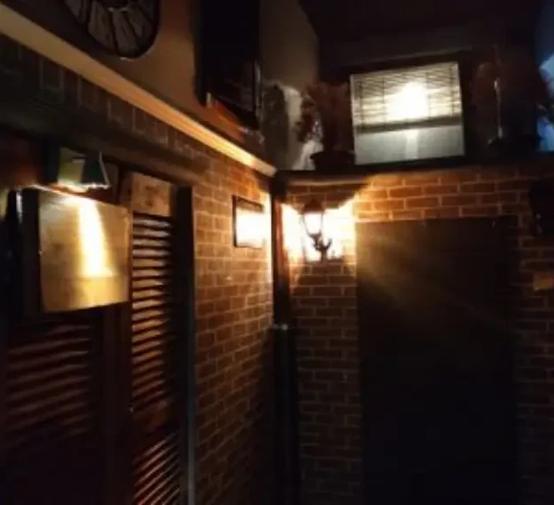 Pasillo estrecho y ligeramente iluminado