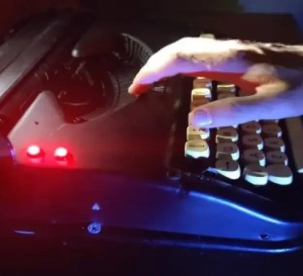 Máquina de escritura siendo manipulada