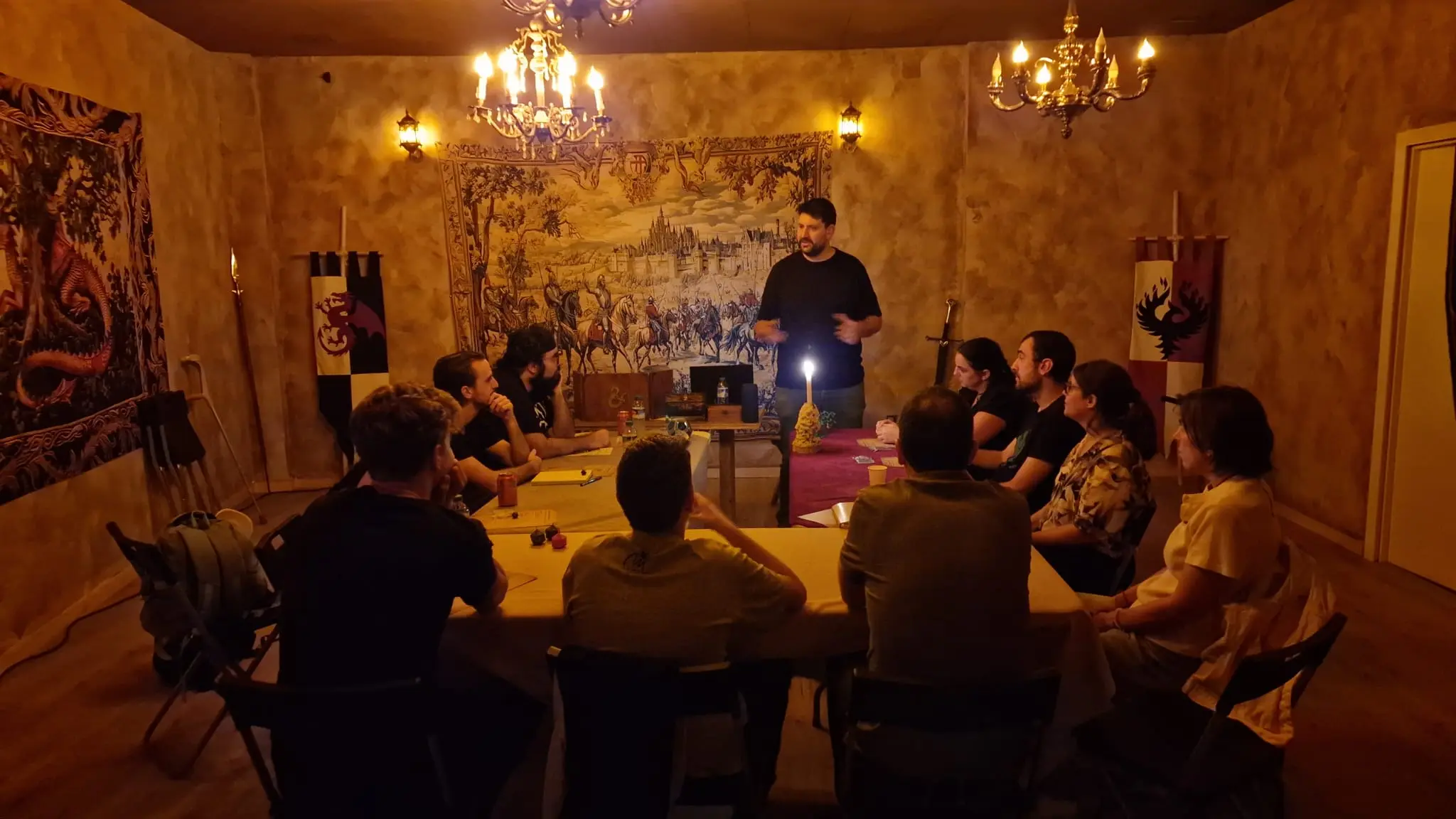 Mesa de jugadores de rol atendiendo a una charla