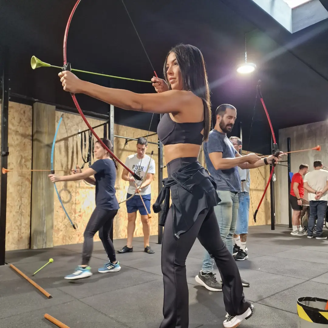 Grupo de gente haciendo tiro con arco