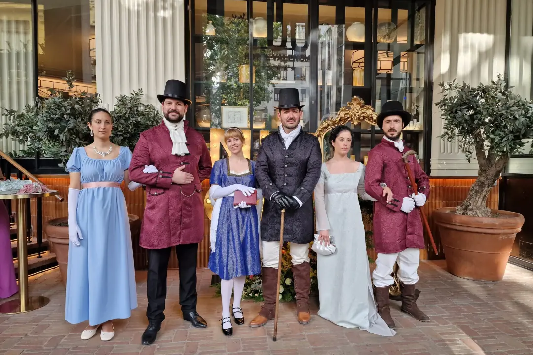 Agentes elegantes posando