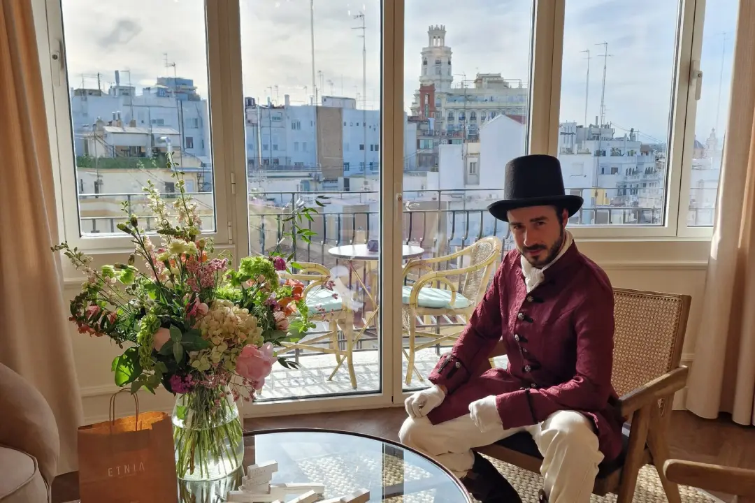 Misterioso agente Dragón Negro posando