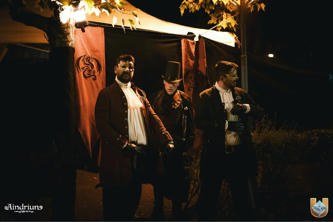 Misteriosos integrantes con máscaras posando