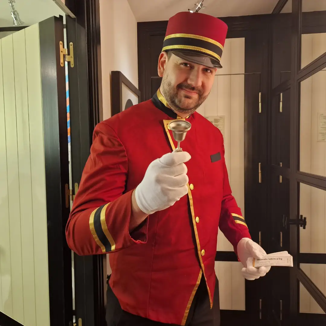 Botones ofreciendo una pequeña copa de oro