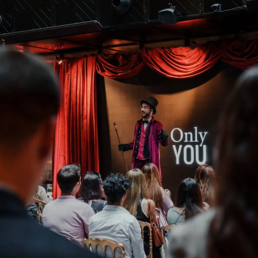 Agente elegante de Cronos dando una charla