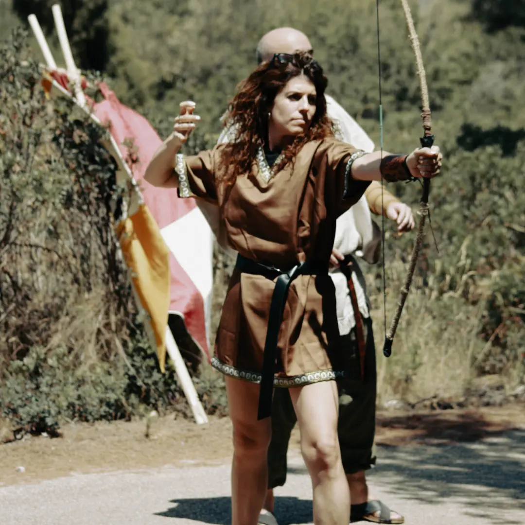 Mujer haciendo tiro con arco