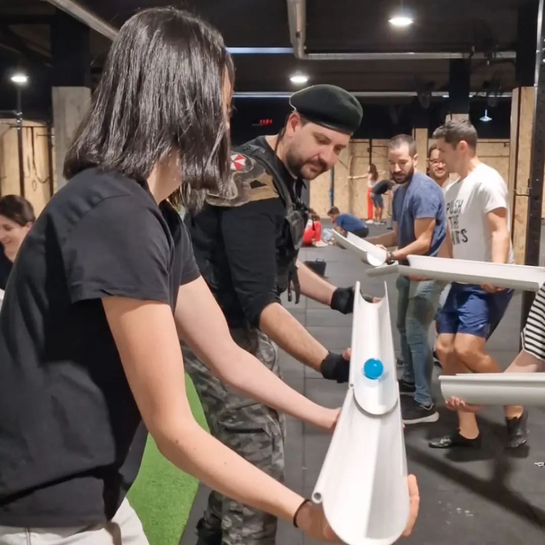 Agente de Cronos colaborando con un civil para hacer funcionar un conducto