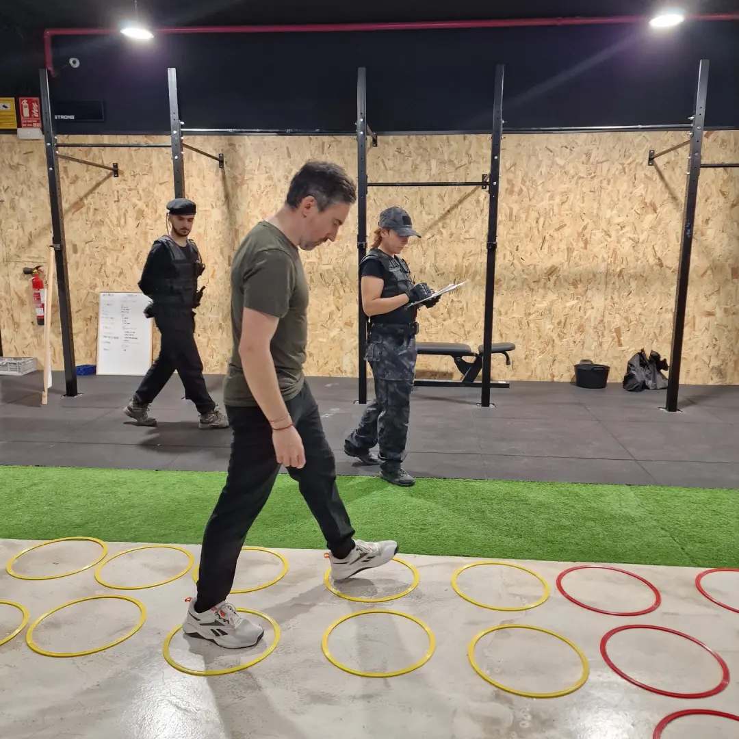 Agentes de Cronos tomando apuntes de la prueba de agilidad de un civil en formación