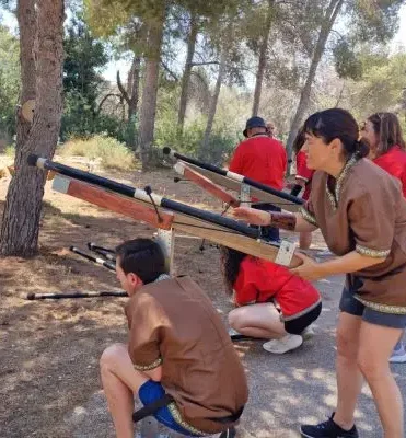 Personas manipulando una balista medieval