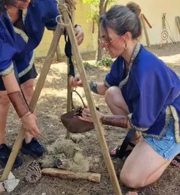Mujeres medievales organizando un caldero