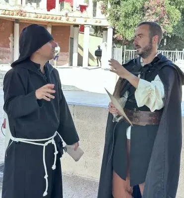 Escribas medievales organizando relatando aventuras