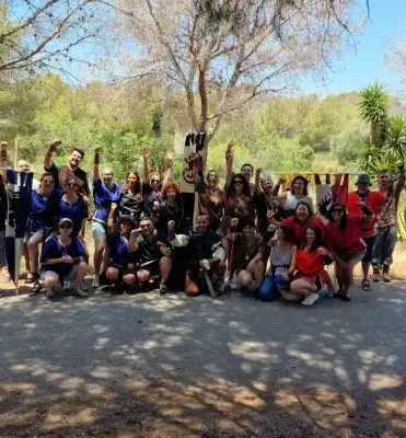 Personas medievales posando