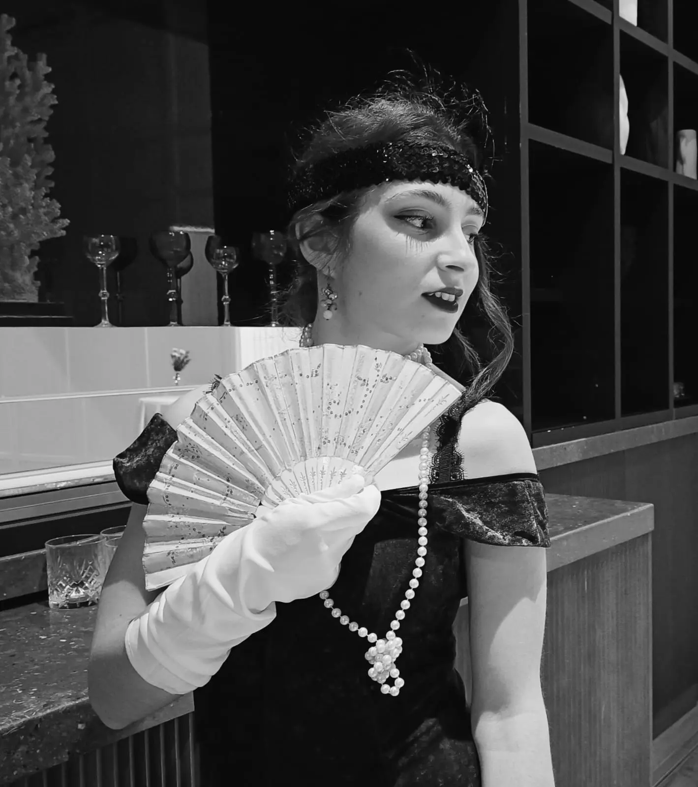 Bella dama posando con un abanico