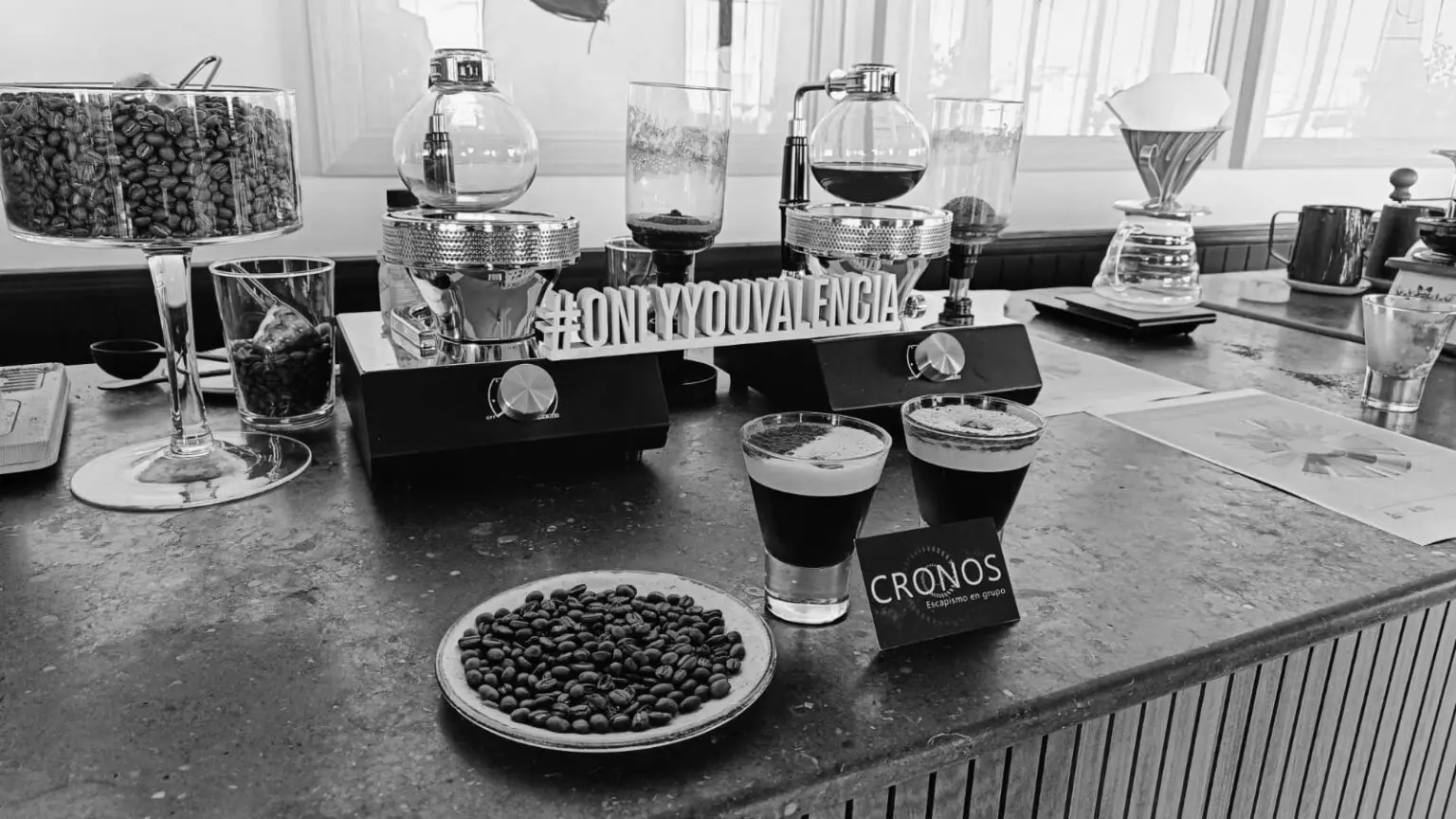 Banquete de café con la etiqueta de Cronos Escapismo en grupo y #onlyyouvalencia