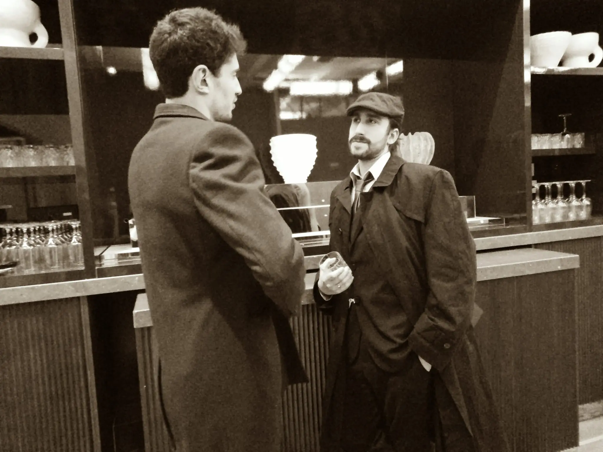 Imágen antigua de dos Peaky Blinders conversando
