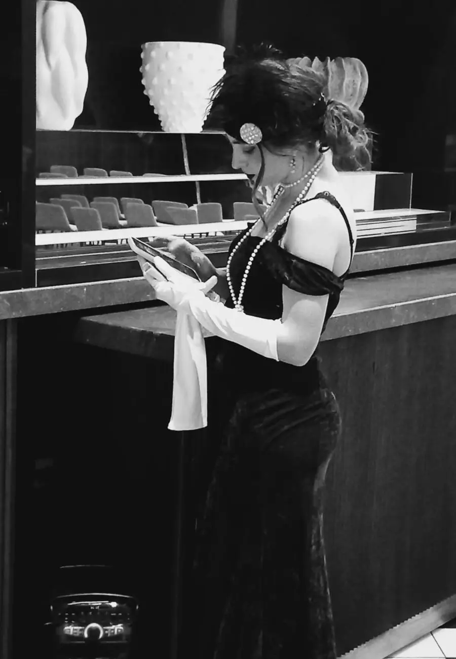 Imagen en blanco y negro de una bella dama revisando su agenda